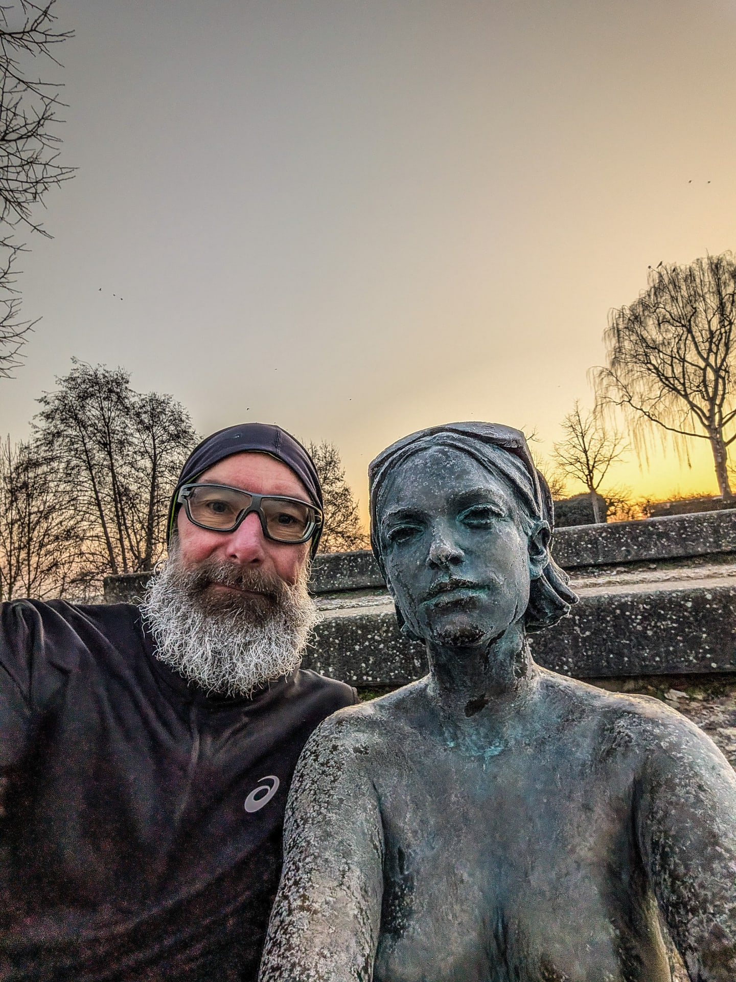 Sonnenschein ☀️ extrem kalt ❄️ trotzdem Laufen 🏃‍♀️

Bei Temperaturen von bis zu –10 Grad braucht es die richtige Ausrüstung, um trotzdem Spaß am Laufen zu haben. Mehrere Lagen sind da ein Muss – atmungsaktiv, warm und flexibel. Mir reichen eigentlich 2 Schichten, wobei die obere bei den aktuellen Temperaturen dicker ist.

Mein größtes Problem sind eindeutig die Hände 🥶✋ Deshalb laufe ich aktuell mit zwei Paar Handschuhen: zuerst dünne, darüber dicke und gut gefütterte. So bleiben die Finger halbwegs warm und der Lauf macht gleich mehr Freude. Bei langen Läufen nehme ich zur Sicherheit ein Klick-Wärmepad mit.

Wie schützt ihr euch bei der Kälte? Wie viele Lagen zieht ihr bei solchen Temperaturen zum Laufen an? Oder verlegt ihr euren Sport lieber nach drinnen? Und habt ihr Tipps gegen kalte Hände? 👇

#running #laufen #laufenbeikälte #laufenimwinter #run #runnerslife #soundmindsoundbody #asicsfrontrunner2026 #bamberg #sport