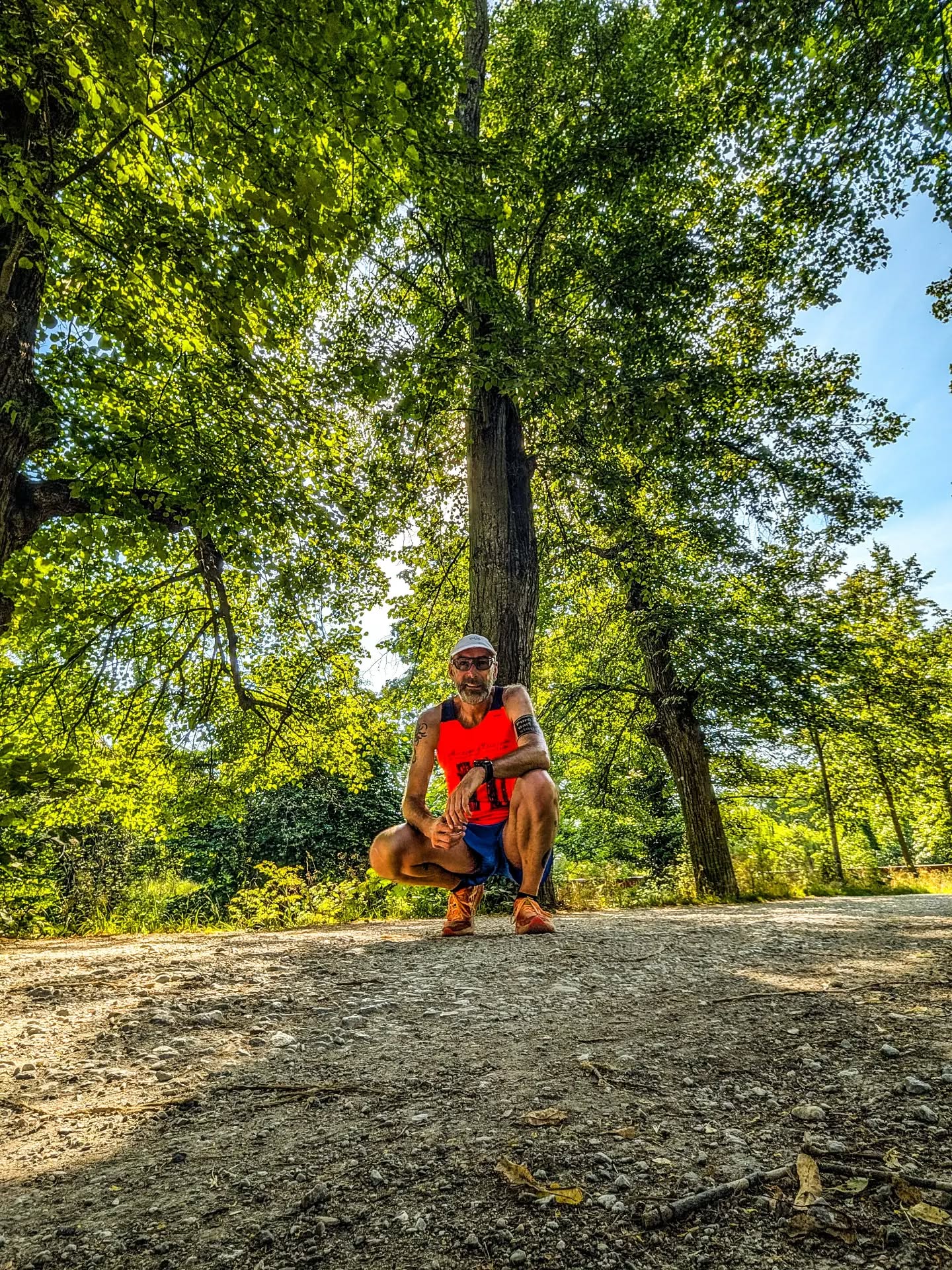 🏃‍♂️ Halbmarathon bei Sommerhitze – anders als geplant, aber erfolgreich! ☀️💦

Eigentlich war der Plan klar: Heute sollte ein Halbmarathon auf dem Programm stehen. Ob es geklappt hat? Ja – allerdings ganz anders als gedacht 🤷

Der Tag begann um 7:30 Uhr mit den ersten 1,5 km zum Treffpunkt für einen gemeinsamen Lauf. Schnell wurde jedoch klar: Die ersten 5 km waren bei den Temperaturen etwas zu ambitioniert. Dazu kamen wenig Schlaf und die Unsicherheit, ob die Kräfte heute überhaupt für 21 Kilometer reichen würden.

Also: Planänderung. Ich bin alleine weitergelaufen – ohne Druck, einfach nach Gefühl. Und genau das war die richtige Entscheidung. Mit etwas weniger Tempo, vielen schattigen Abschnitten und ausreichend Flüssigkeit wurde es deutlich angenehmer.

💦 Rekordverdächtig war heute vor allem der Wasserverbrauch: Rund 2,5 Liter habe ich während des Laufs getrunken – so viel wie noch nie bei einem Halbmarathon. Ein großes Lob an die Trinkwasserbrunnen in Bamberg, die heute Gold wert waren!

Am Ende war ich zwar erschöpft, aber vor allem glücklich: 21 Kilometer geschafft. 😊

Zur perfekten Abkühlung ging es anschließend direkt in die Regnitz. 🏊‍♂️

📊 Rückblick 2026
🔸 1.525 km
🔸 9 Marathon-/Ultradistanzen
🔸 18 Halbmarathons

#Running #Halbmarathon #Laufen #Bamberg