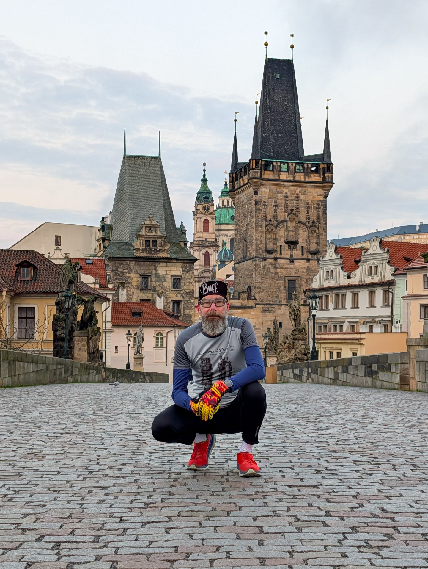 Bye Bye Prag 🇨🇿

Das war's dann auch schon wieder... So leer, wie heute morgen habe ich die Karlsbrücke in den letzten Tagen nicht erlebt. Selbst die Akropolis war dagegen leer. Nachmittags und in den Abendstunden macht die Brücke keinen Spaß. Zum laufen gibt's dafür andere schöne Ecken, wie ich gestern festgestellt habe. Breite, neu gebaute und gut ausgeschilderte Radwege entlang der Moldau sind perfekt zum 🏃.
Heute geht es wieder nach Bamberg und abends noch nach Nürnberg zu Kraftwerk. Ab Freitag bin ich dann in Düsseldorf 🫣. Irgendwann ist es auch wieder etwas ruhiger 😉

#running #laufen #prag #prague