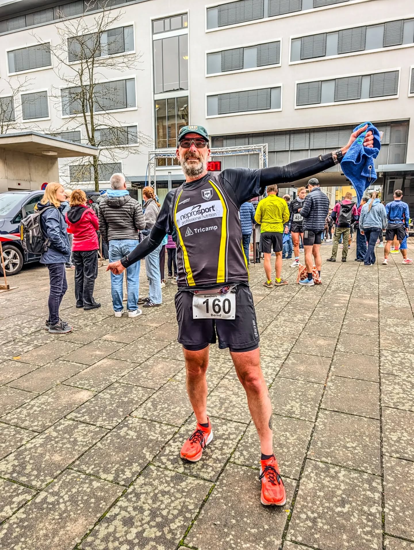 12. Unilauf Bamberg 🏃

Nachdem der Lauf von Ende Juni wg. extremer Temperaturen in den Oktober verschoben wurde, konnten wir heute bei perfekten Bedingungen durch Bamberg laufen.

Für mich war der Lauf heute eine echte Herausforderung: Letzte Woche bin ich beim München Marathon gestartet, gestern noch bis 3 aufgelegt und nach etwa 4 Stunden Schlaf an den Start gegangen 🫣. Dafür lief es dann ganz gut 😊. 48.12 min. für 10 km.

🔸Platz 2 AK M50 Oberfränkische Meisterschaft 
🔸Platz 1 AK M50 Bayerische Hochschulmeisterschaft
🔸Platz 8 AK M50 Gesamt

Aber nun muss ich mich ausruhen - bin müde 😉. Mehr später.

#running #meisterschaft #bamberg #10km