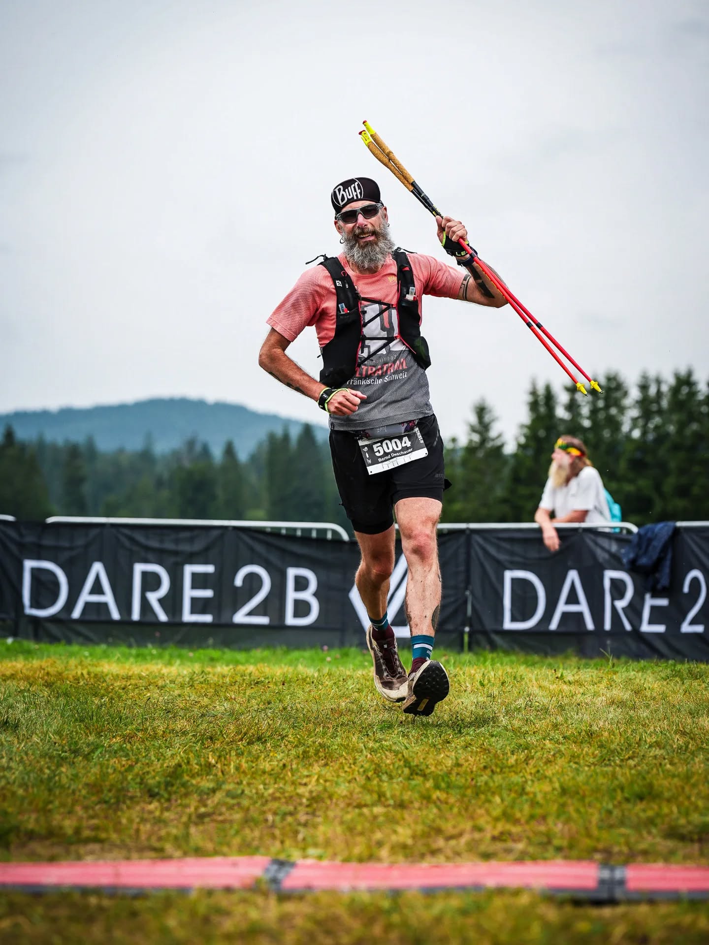 So fühlt es sich an, nach 53,5 km bzw. nach 9:08 Std. über Felsen, Wurzeln und durch Matsch ins Ziel zu laufen.

Mein Laufbericht vom @3kings3hills ist online 😊
👉https://www.running-bernd.de/3kings-3hills/

#trailrunning #ultrarunning #bayerischerwald #running #run #laufen #3kings3hills
📸: Sportograf.com