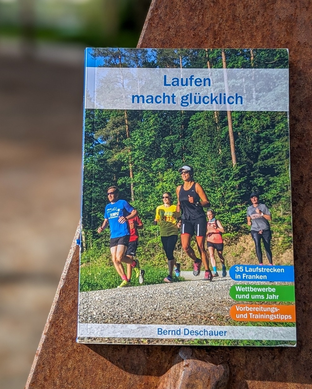 Weihnachtsgeschenke - Tipp

Seid ihr noch auf der Suche nach einem Geschenk für Läufer*innen?
👉 Laufen macht glücklich

Der nächste Weltkulturerbelauf kommt bestimmt. Also, Laufschuhe schnüren und los geht das Training! Erkundet auf 35 Laufstrecken das Bamberger Land und findet eure neue Lieblingsstrecke: auf Teer oder im Gelände, flach oder bergig, von 3 bis 30 Kilometer.

Über 40 Wettbewerbe in Franken zeigen euch, worauf ihr euer Training im Jahresverlauf ausrichten könnt.

Das Buch ist sowohl im lokalen Buchhandel als auch online verfügbar!

#laufen #running #laufbuch #laufstrecken #wettbewerbe #training #bamberg #bambergerland #buch #weihnachtsgeschenk